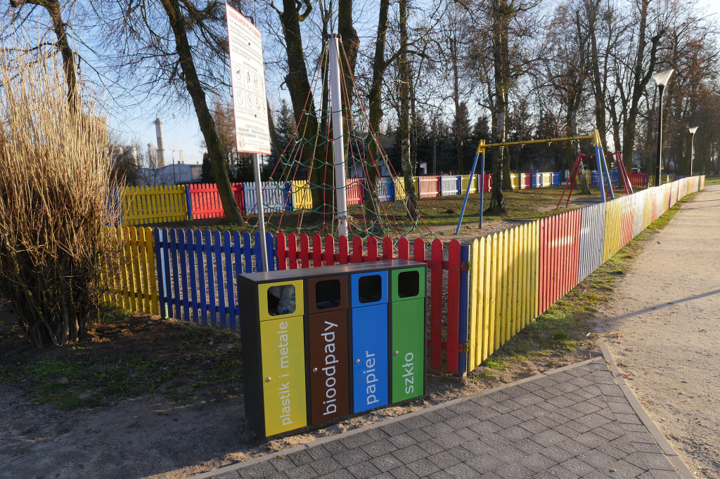 Płotek na placu zabaw nad Jeziórkami