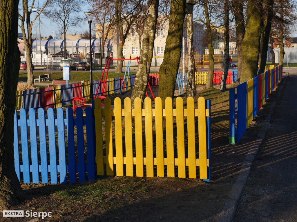 Płotek na placu zabaw nad Jeziórkami