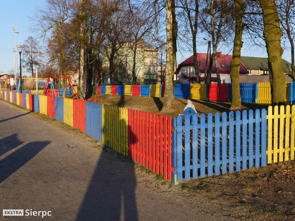 Płotek na placu zabaw nad Jeziórkami