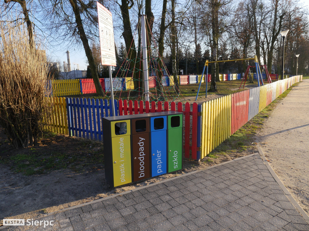 Płotek na placu zabaw nad Jeziórkami