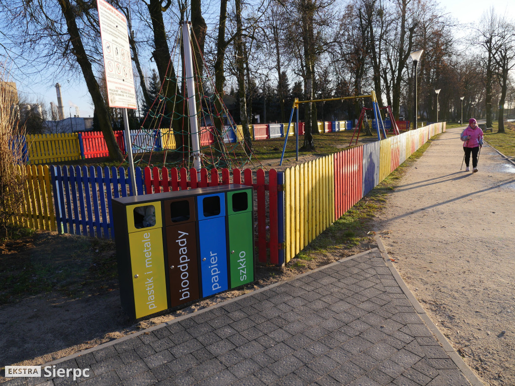 Płotek na placu zabaw nad Jeziórkami