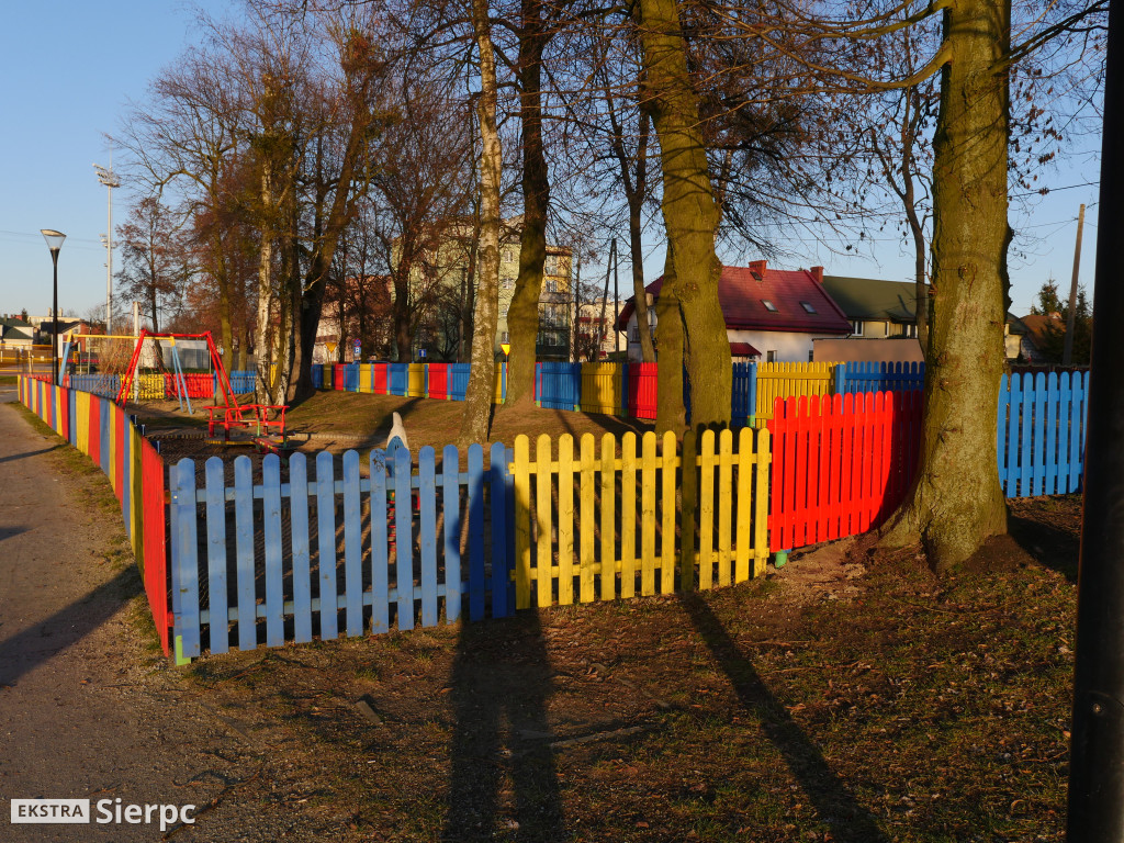 Płotek na placu zabaw nad Jeziórkami