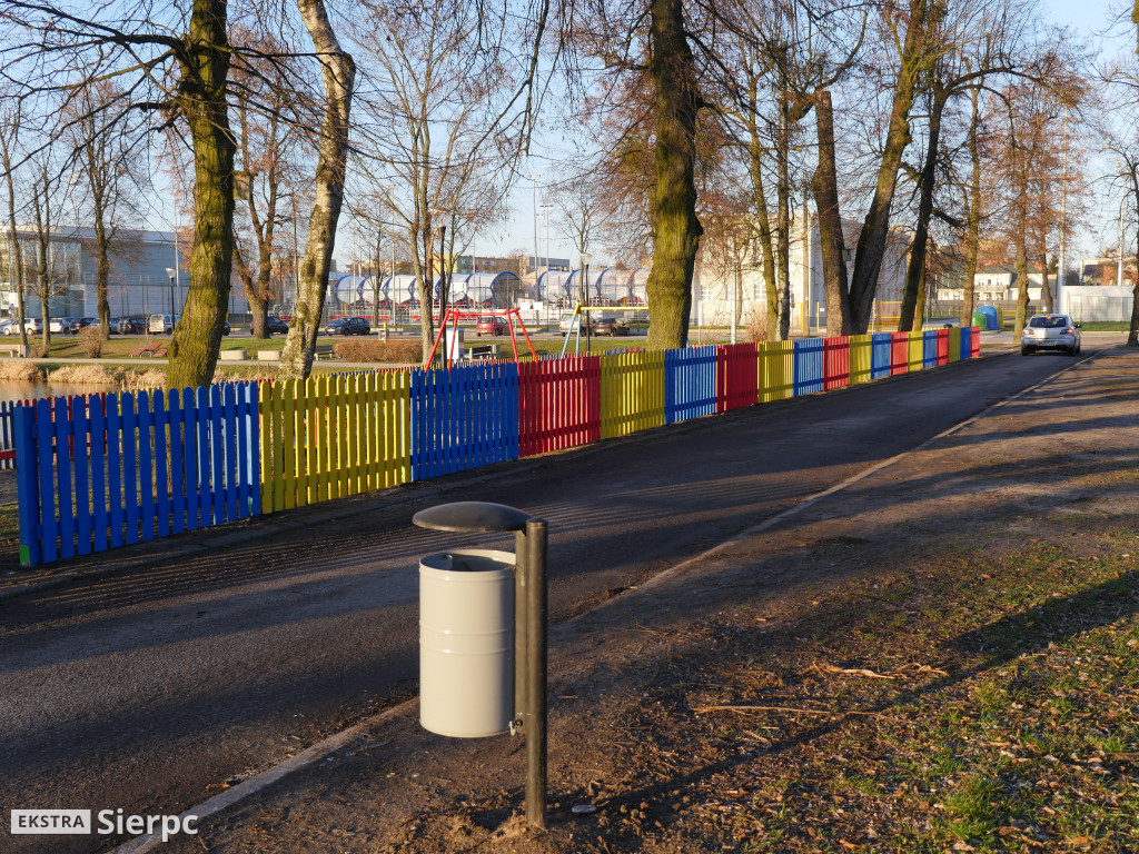 Płotek na placu zabaw nad Jeziórkami