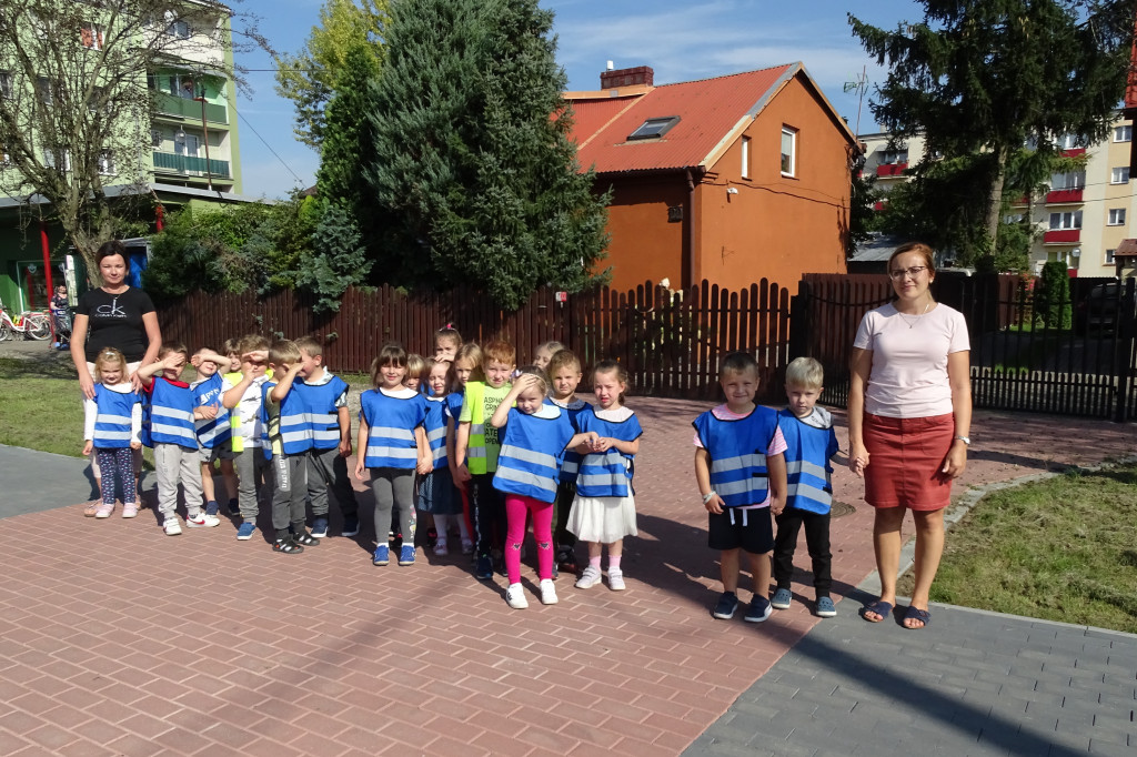 Przedszkolaki na spacerze