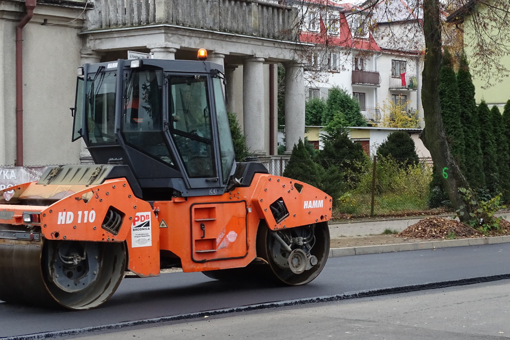 Ostatnia warstwa asfaltu na ul. Konstytucji 3 Maja
