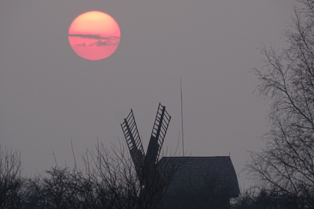 Zachód słońca nad skansenem