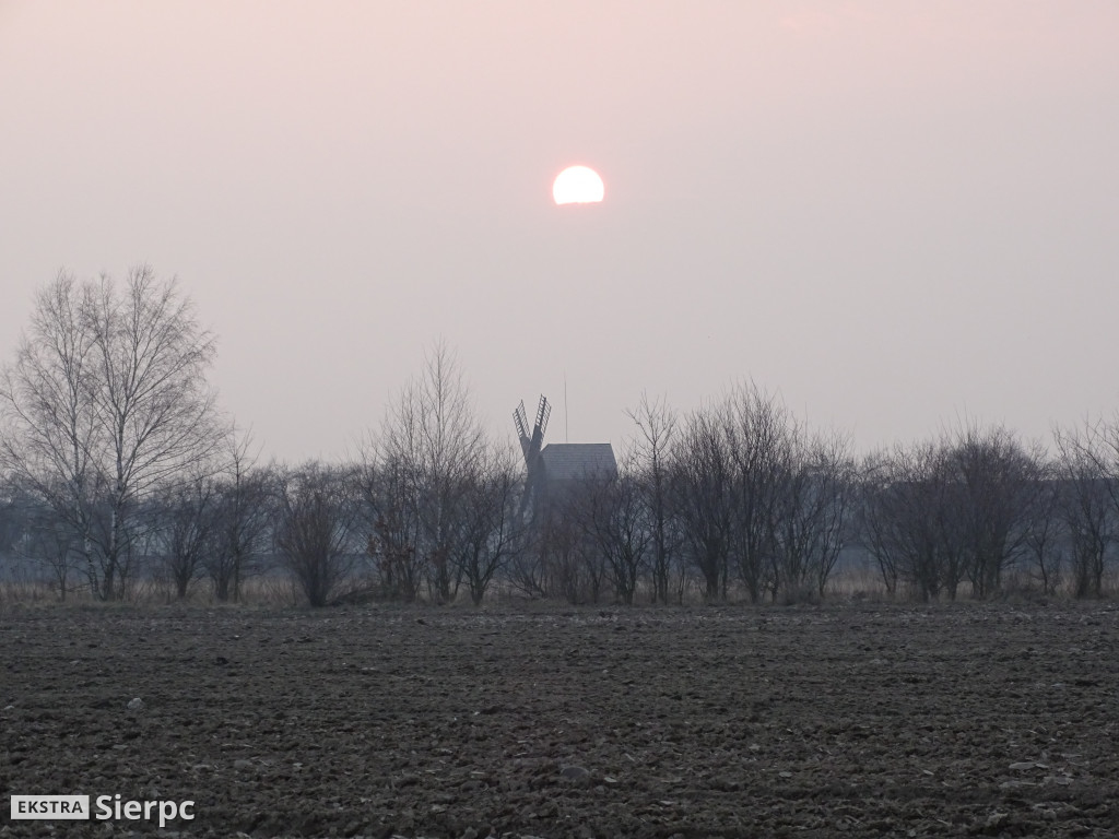 Zachód słońca nad skansenem