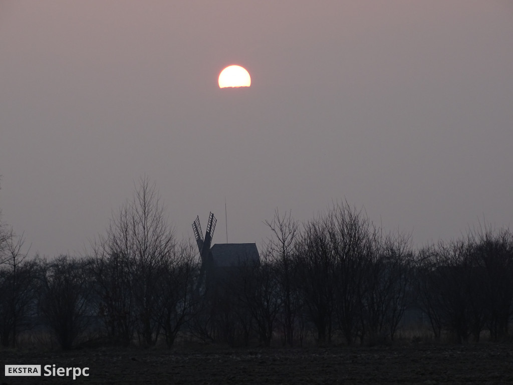 Zachód słońca nad skansenem