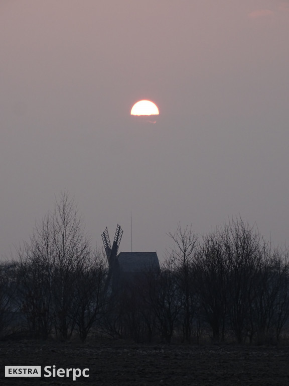 Zachód słońca nad skansenem