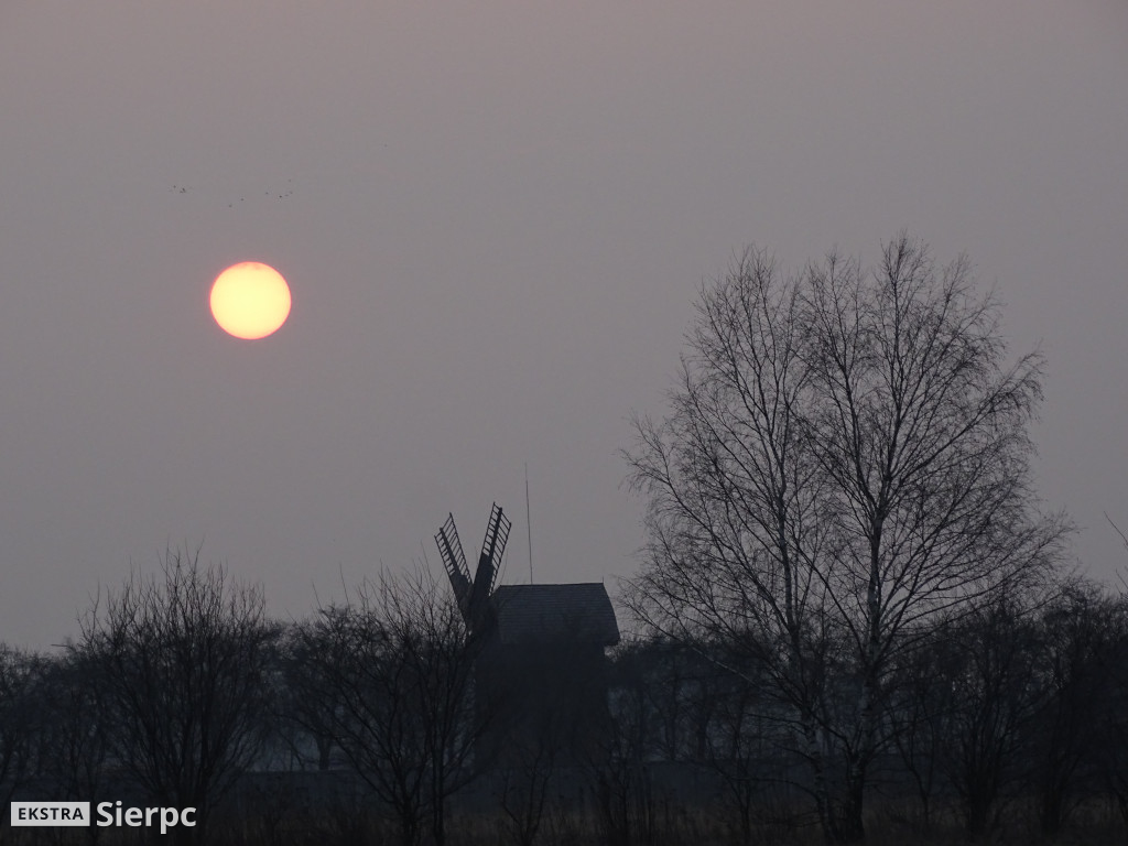 Zachód słońca nad skansenem