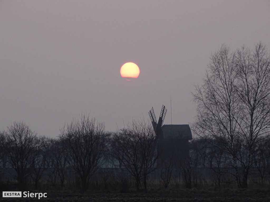 Zachód słońca nad skansenem