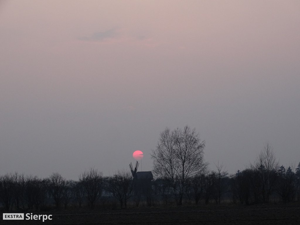 Zachód słońca nad skansenem