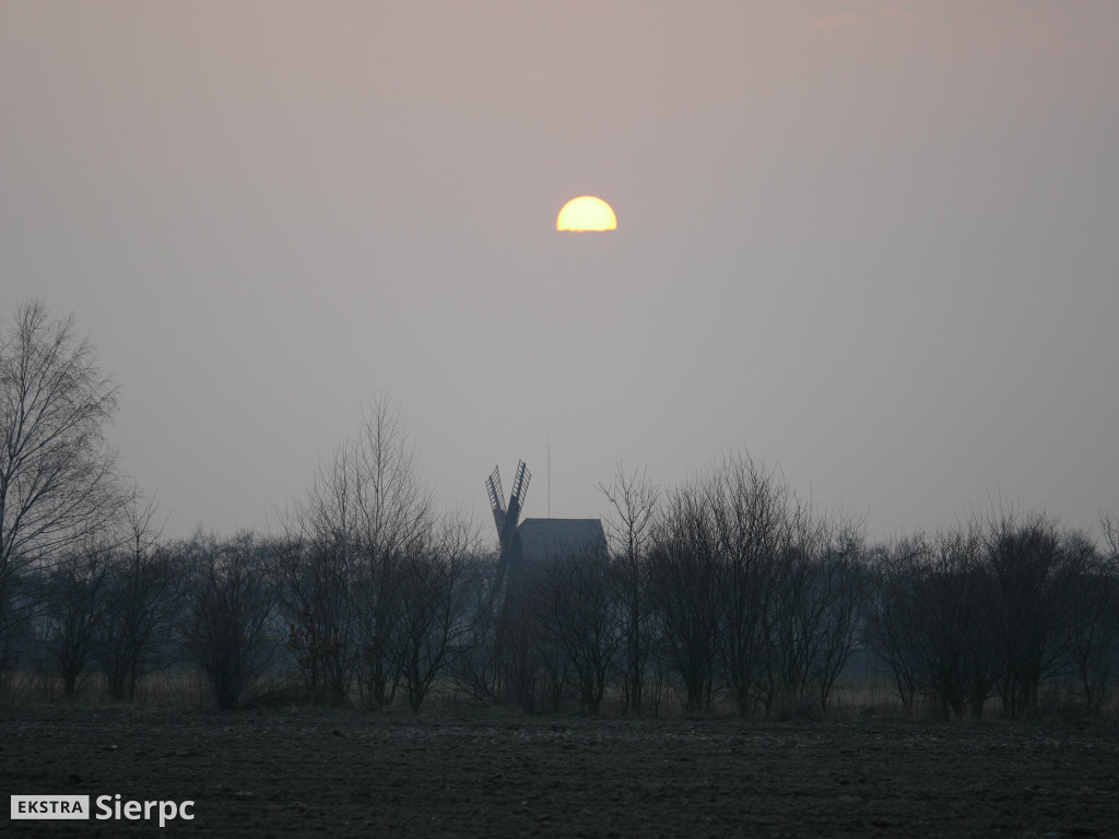 Zachód słońca nad skansenem