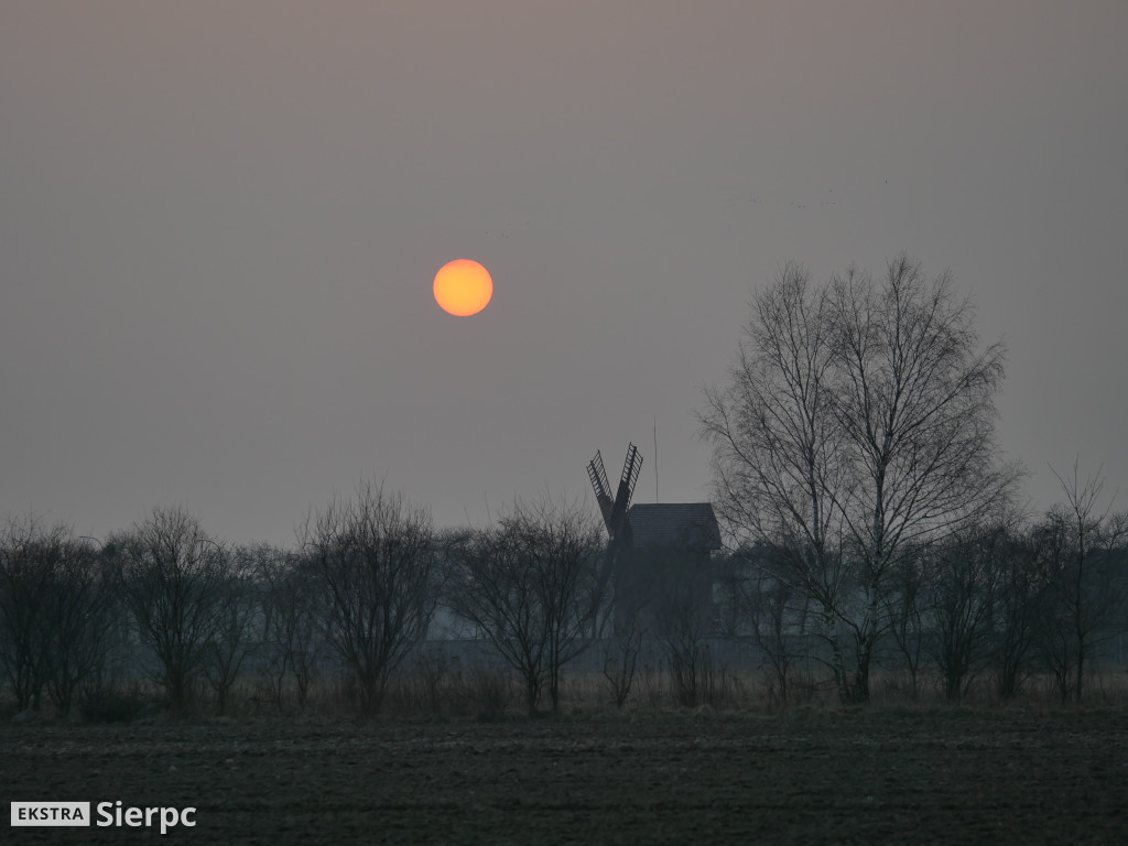 Zachód słońca nad skansenem