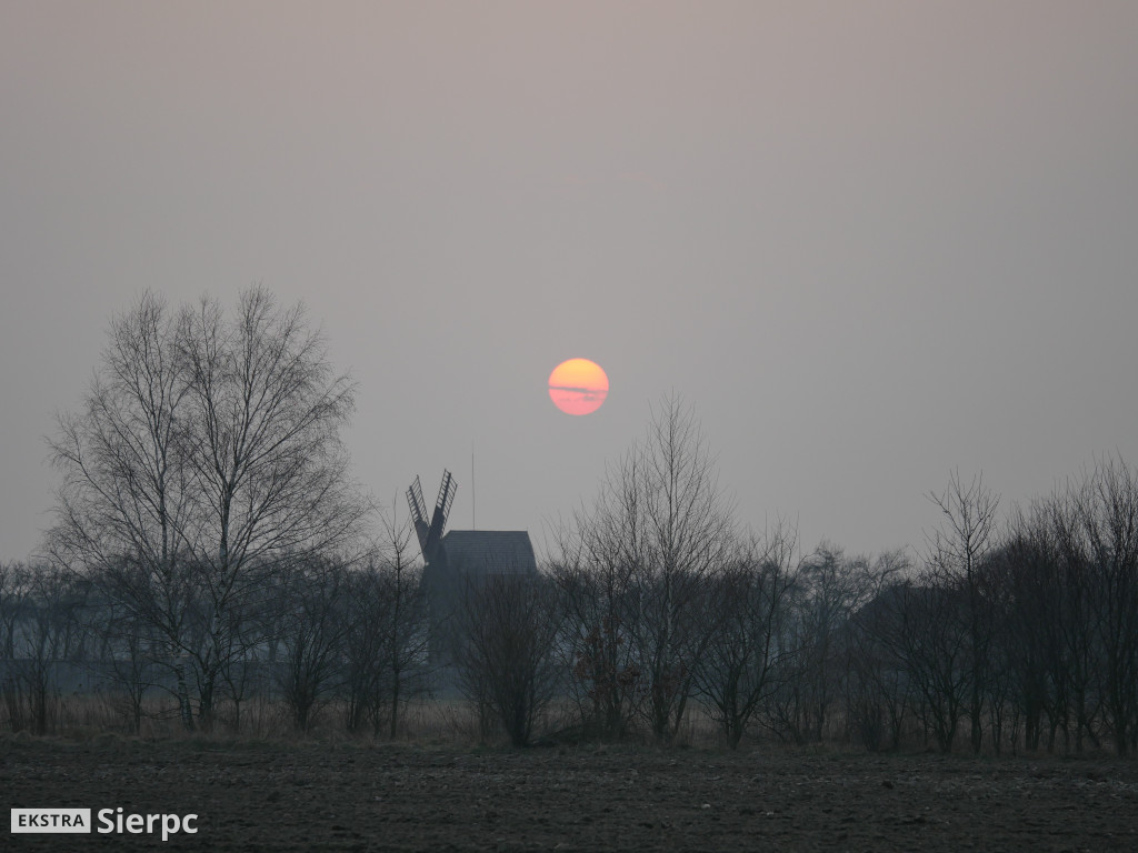 Zachód słońca nad skansenem