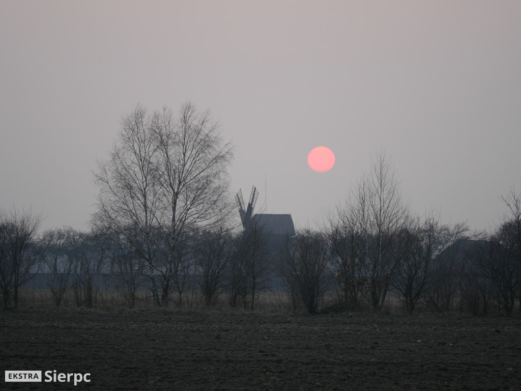 Zachód słońca nad skansenem