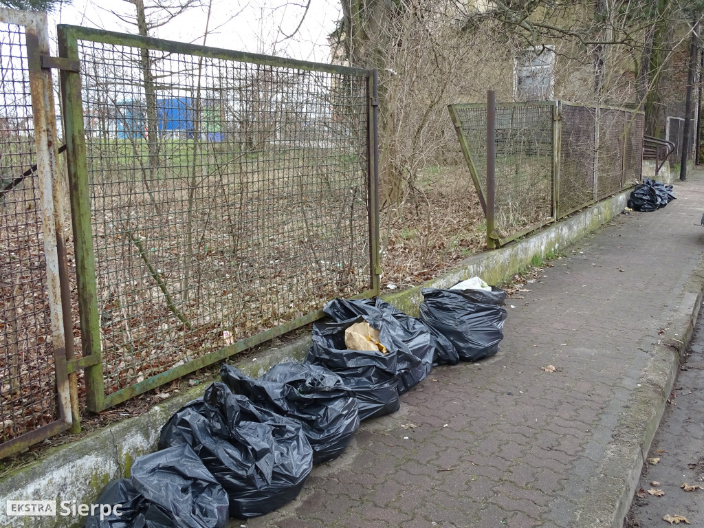 Posprzątane śmieci przy dworcu