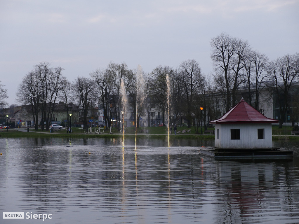 Święcące fontanny na Jeziórkach