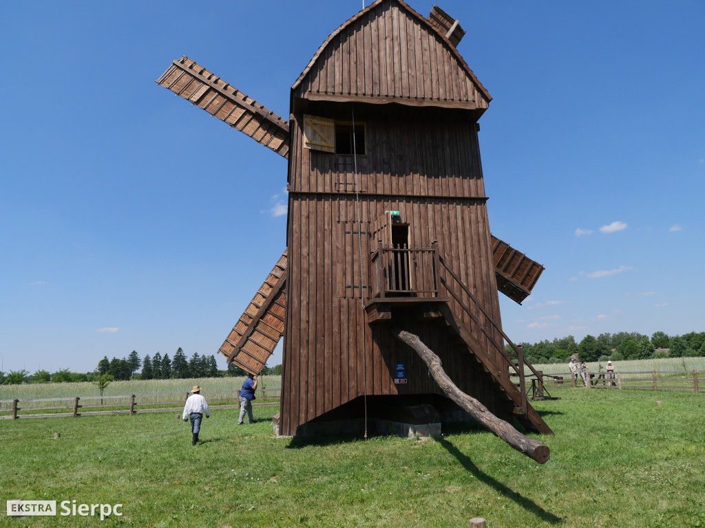 Otwarcie wiatraka w skansenie