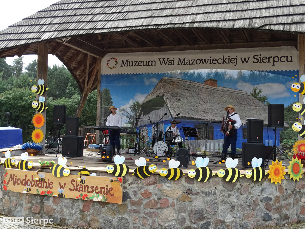 Miodobranie w skansenie