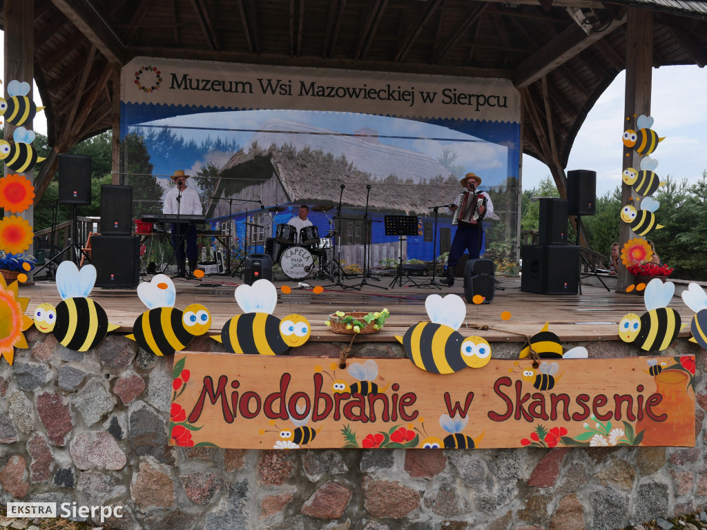 Miodobranie w skansenie
