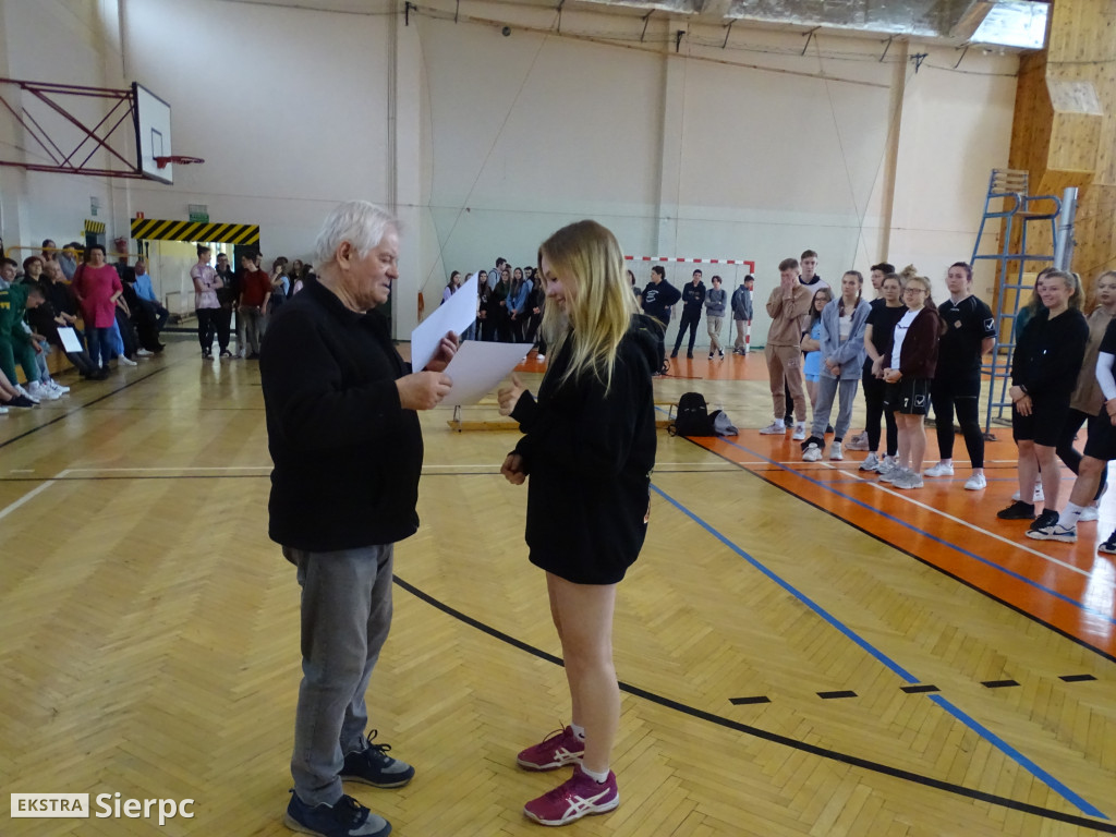 Turniej piłki siatkowej w LO