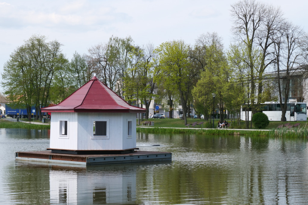 Domek dla łabędzi powrócił na Jeziórka