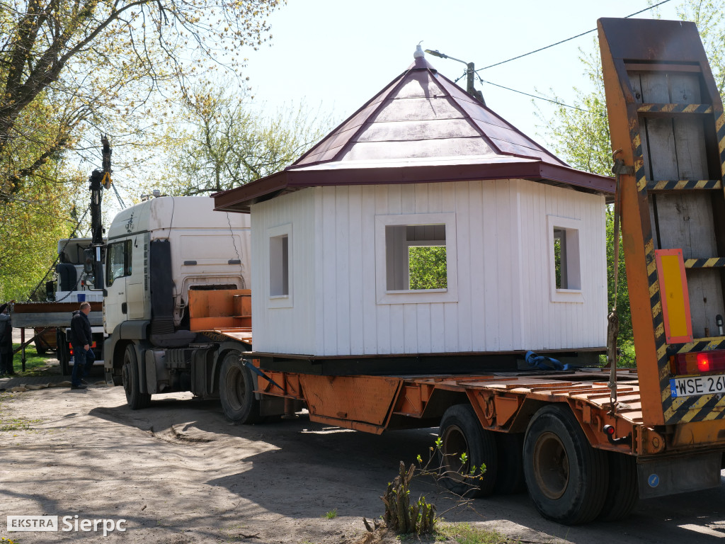 Domek dla łabędzi powrócił na Jeziórka