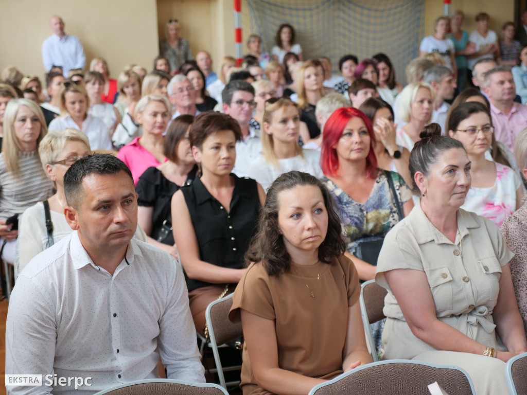Pożegnanie dyrektor i absolwentów Trójki