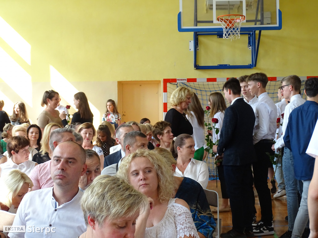Pożegnanie dyrektor i absolwentów Trójki