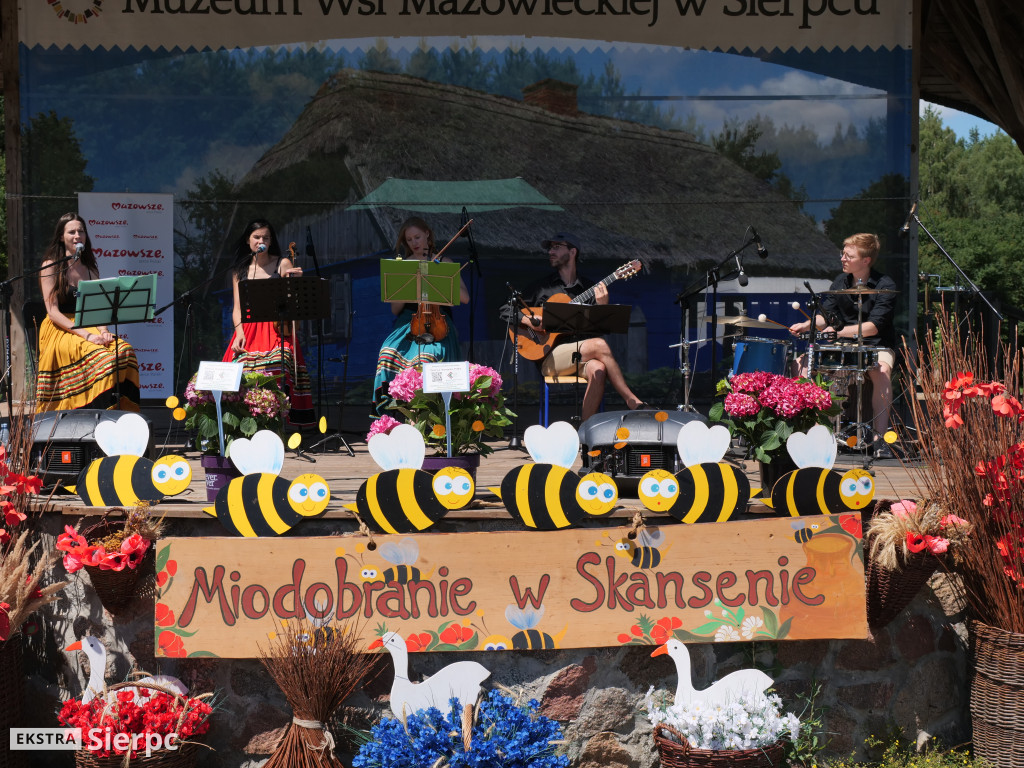 Miodobranie w skansenie