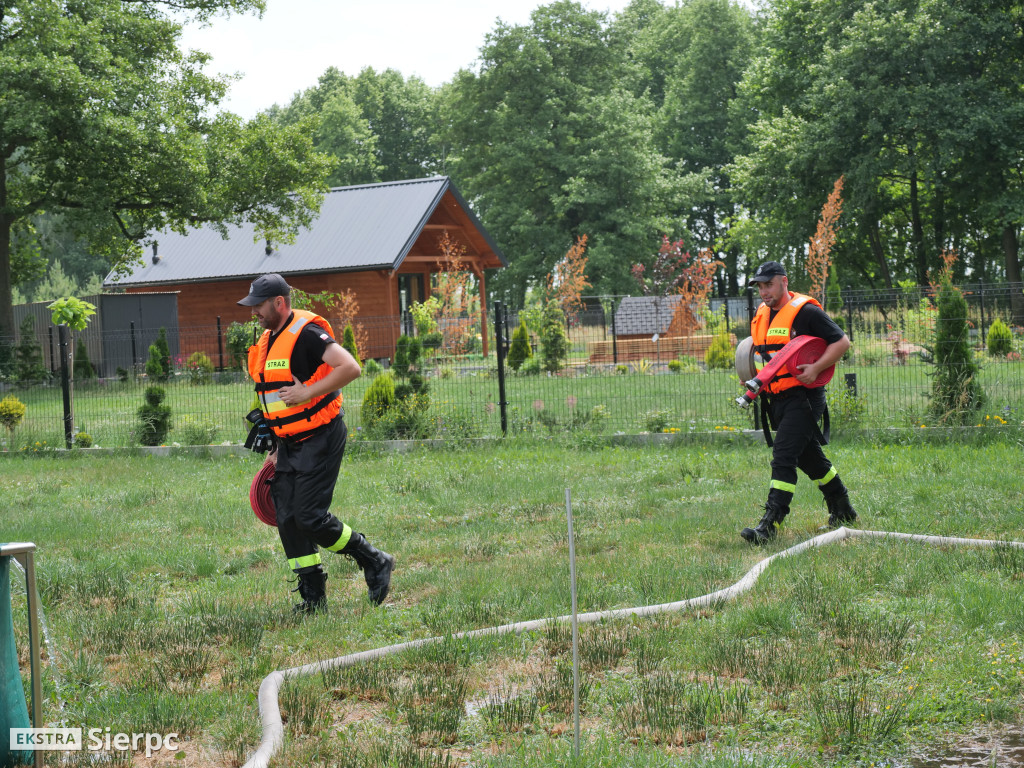 Ćwiczenia strażaków nad Jeziorem Urszulewskim