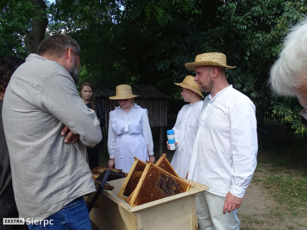 Miodobranie w skansenie