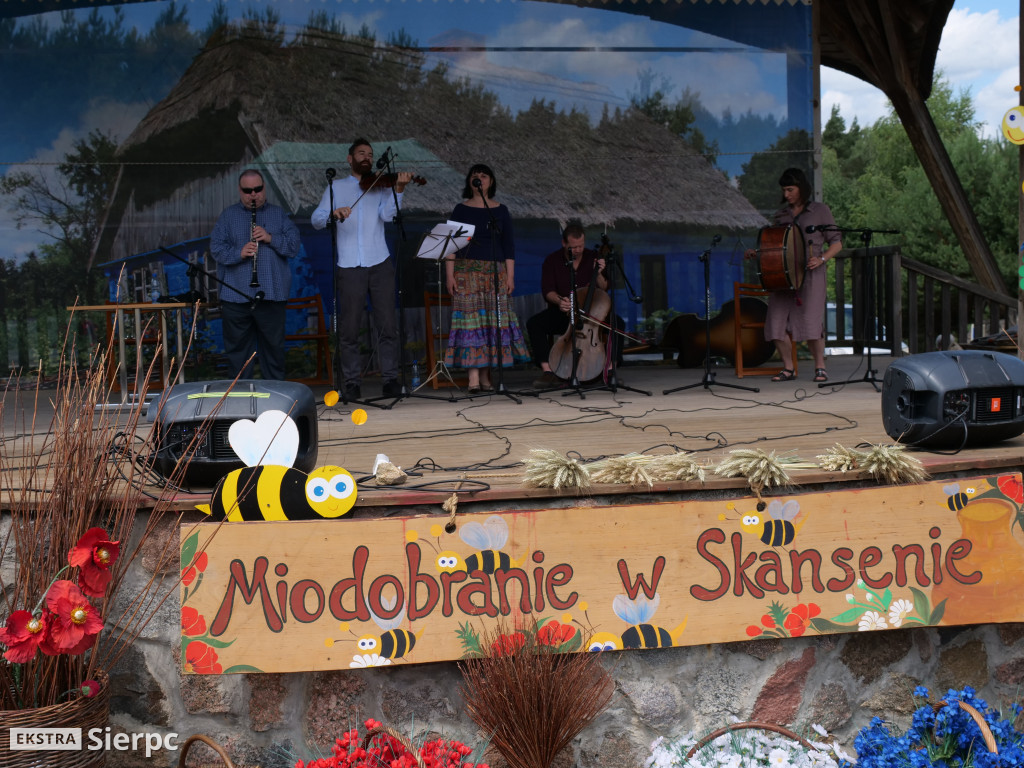 Miodobranie w skansenie