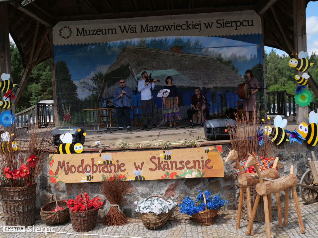 Miodobranie w skansenie