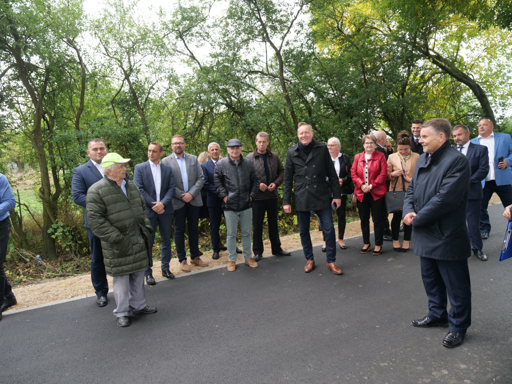 Oddanie nowych dróg w powiecie