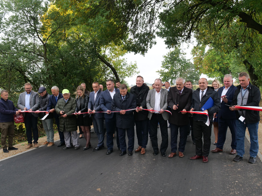 Oddanie nowych dróg w powiecie
