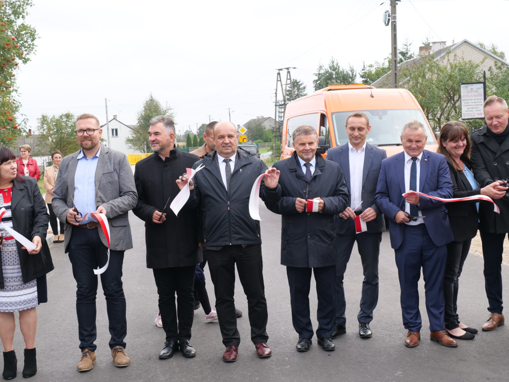 Oddanie nowych dróg w powiecie