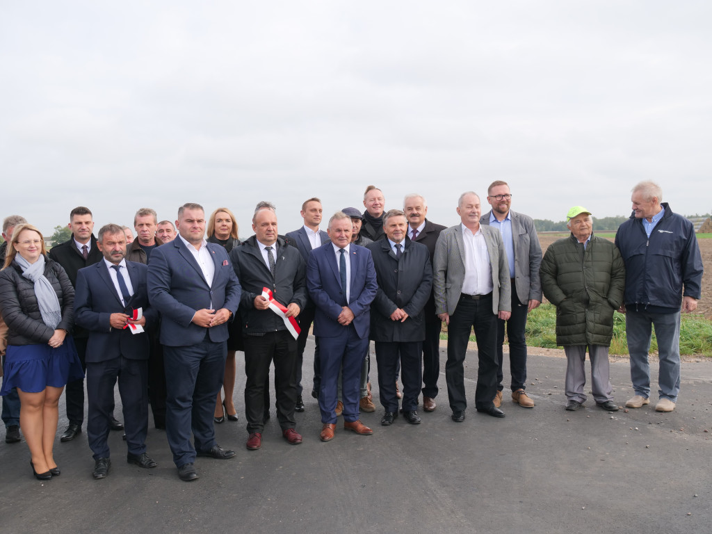 Oddanie nowych dróg w powiecie