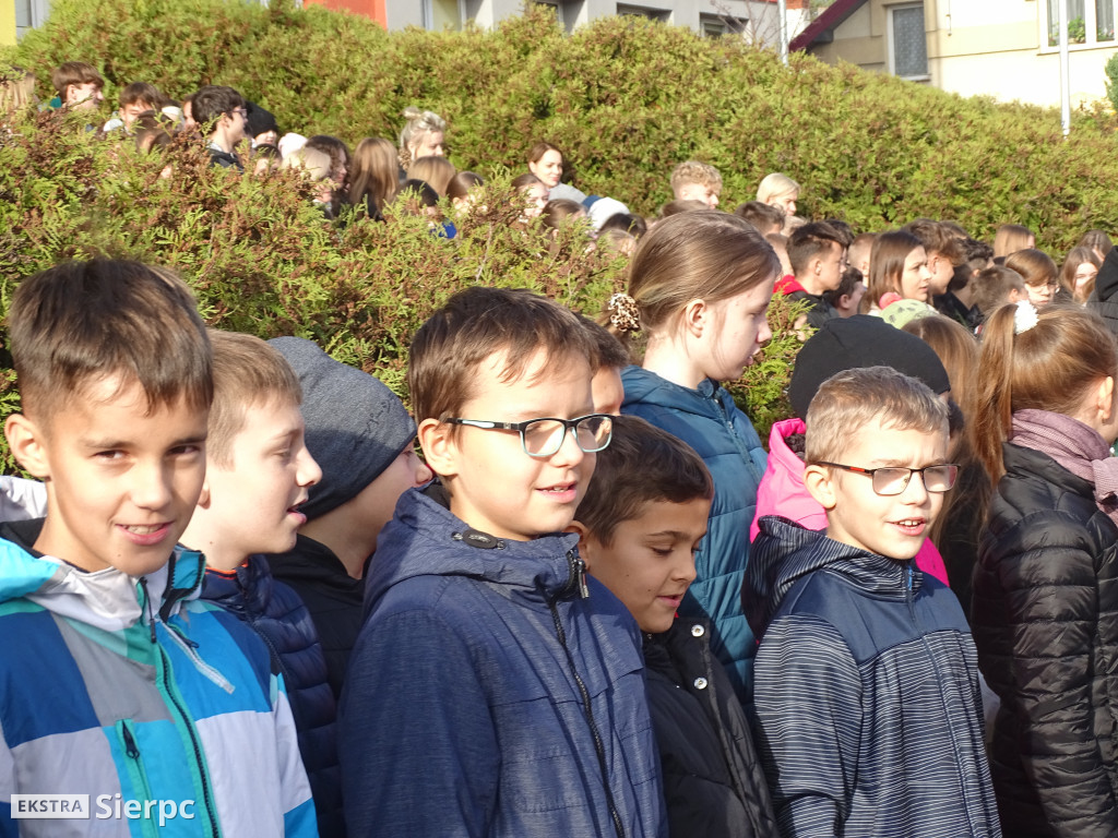 Trójka i akcja Szkoła do hymnu