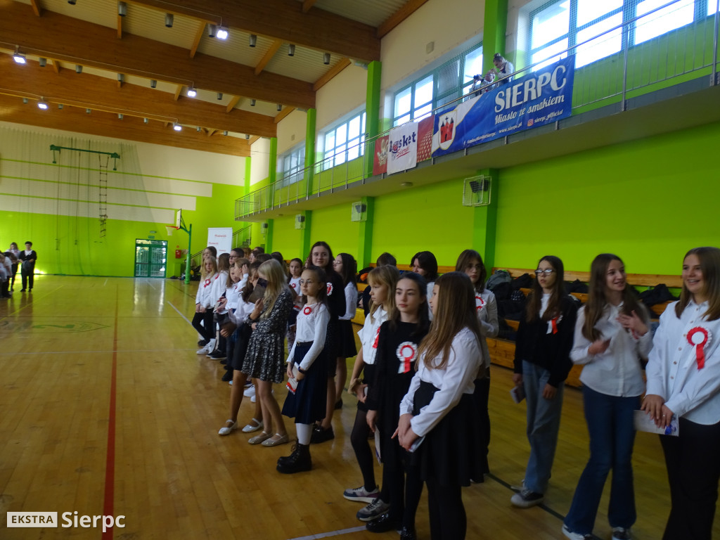 Dwójka i akcja Szkoła do hymnu