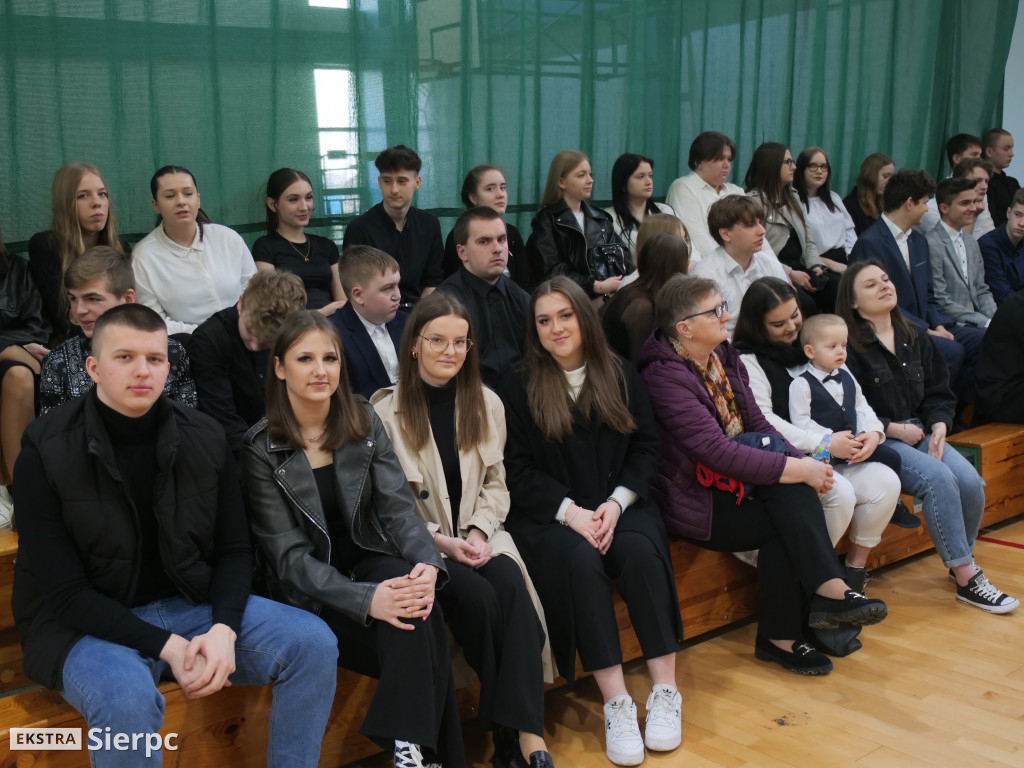 Nadanie sztandaru ZSS w Zawidzu Kościelnym