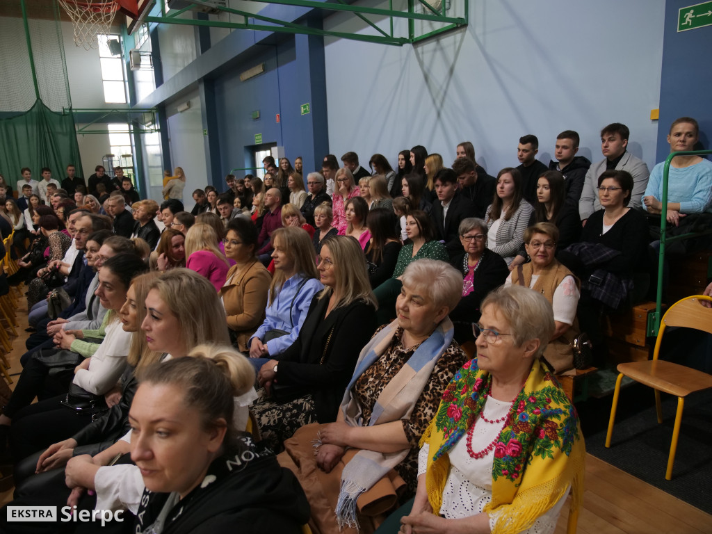 Nadanie sztandaru ZSS w Zawidzu Kościelnym