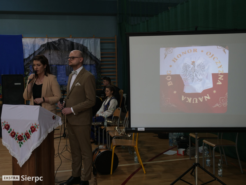 Nadanie sztandaru ZSS w Zawidzu Kościelnym