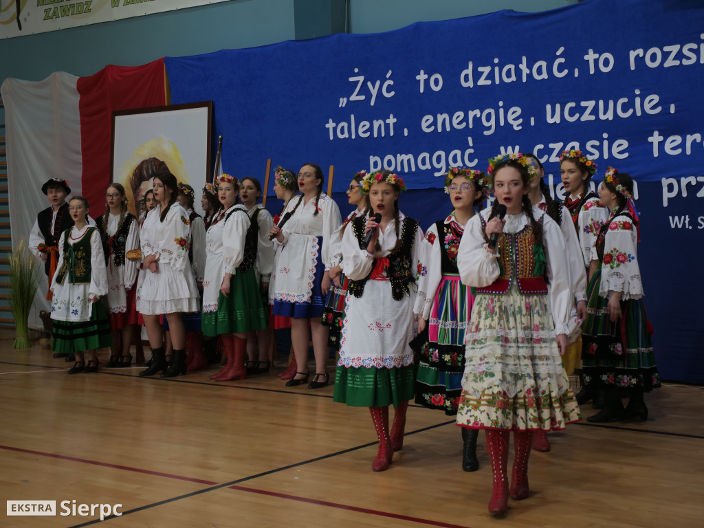 Nadanie sztandaru ZSS w Zawidzu Kościelnym
