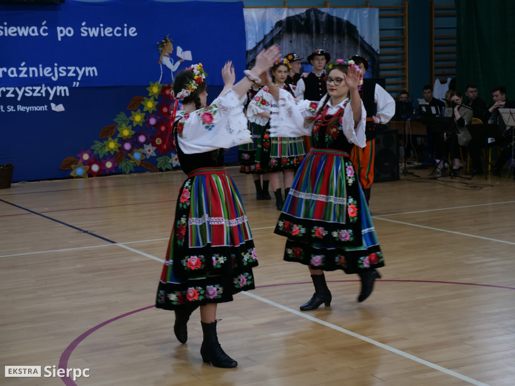 Nadanie sztandaru ZSS w Zawidzu Kościelnym