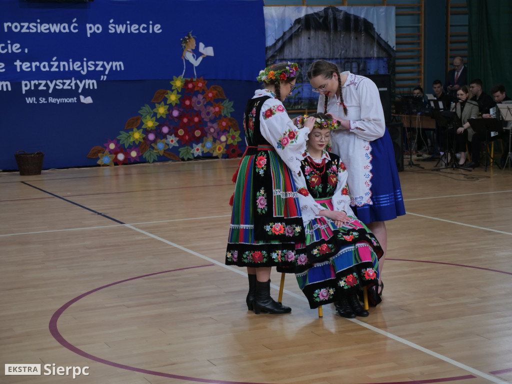 Nadanie sztandaru ZSS w Zawidzu Kościelnym