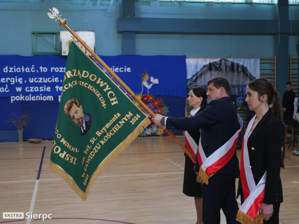 Nadanie sztandaru ZSS w Zawidzu Kościelnym