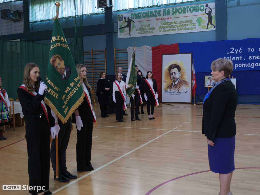 Nadanie sztandaru ZSS w Zawidzu Kościelnym
