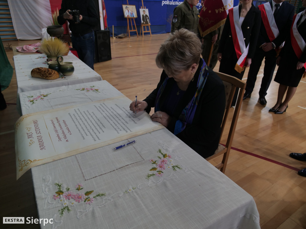 Nadanie sztandaru ZSS w Zawidzu Kościelnym
